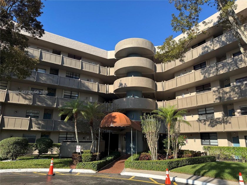 !! GORGEOUS & TOTALLY RENOVATED 2/2 APARTMENT WITH LAKE VIEW  IN - Beach Condo for sale in Pembroke Pines, Florida on Beachhouse.com