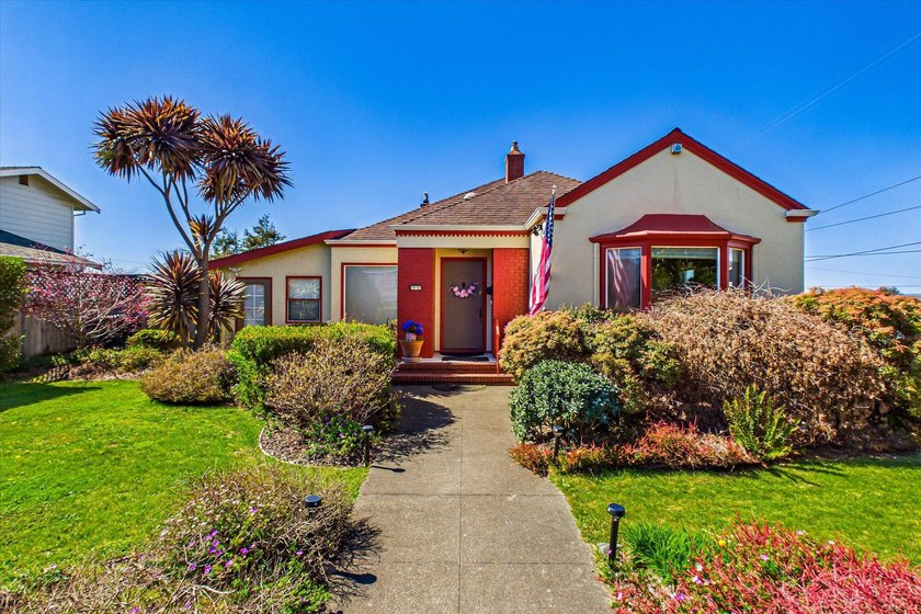 Gorgeous home on a corner lot in the heart of Eureka just - Beach Home for sale in Eureka, California on Beachhouse.com