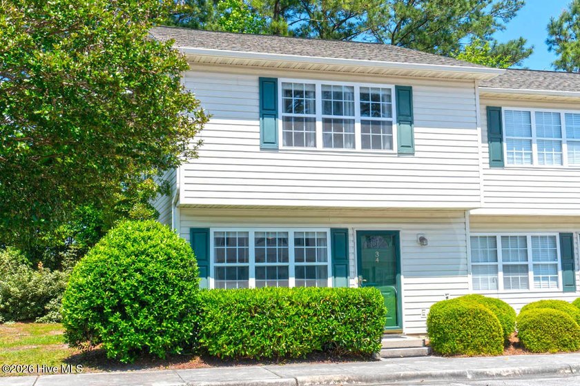 Welcome to this beautifully maintained end-unit townhome in - Beach Townhome/Townhouse for sale in Swansboro, North Carolina on Beachhouse.com