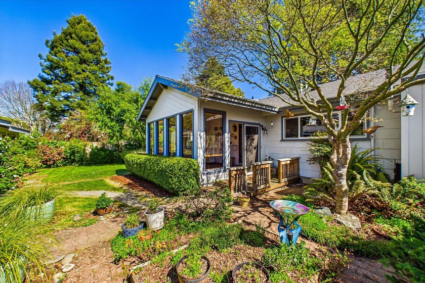 This 2 bed 1.5 bath is a hidden gem, tucked off a private lane - Beach Home for sale in Eureka, California on Beachhouse.com