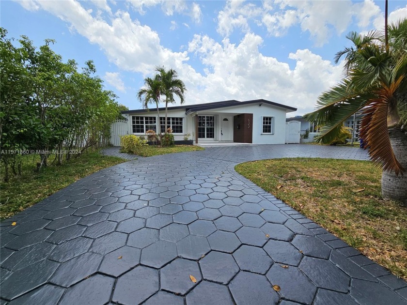 Beautifully remodeled open floor plan with plenty of room for a - Beach Home for sale in North Miami Beach, Florida on Beachhouse.com