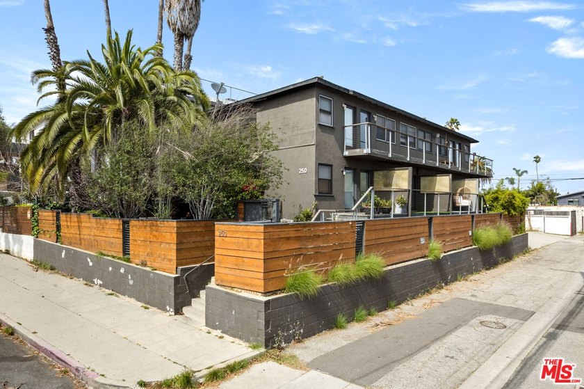 250 3rd Avenue, an eight-unit multifamily property situated in - Beach Home for sale in Venice, California on Beachhouse.com
