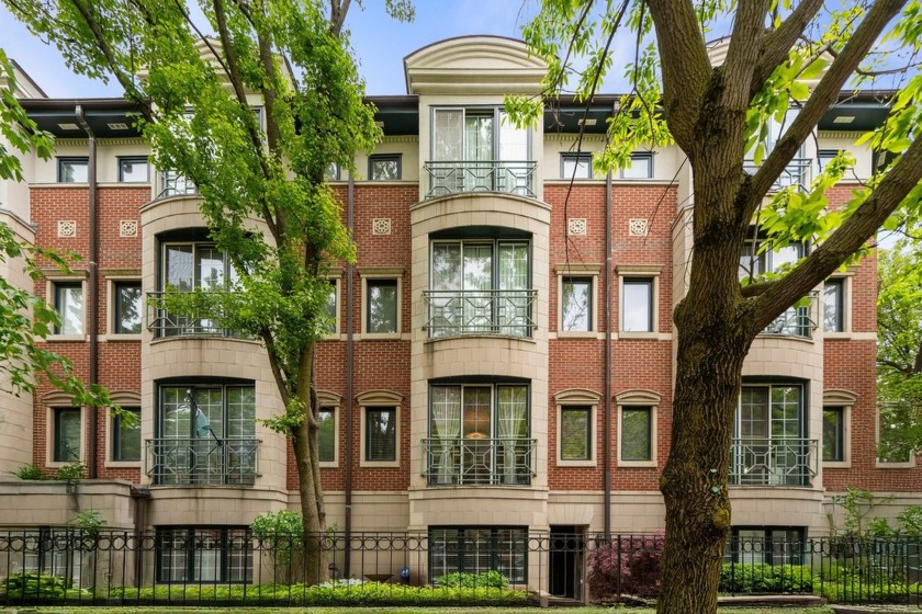 Beautifully renovated four-bedroom, two and a half bath Prairie - Beach Townhome/Townhouse for sale in Chicago, Illinois on Beachhouse.com