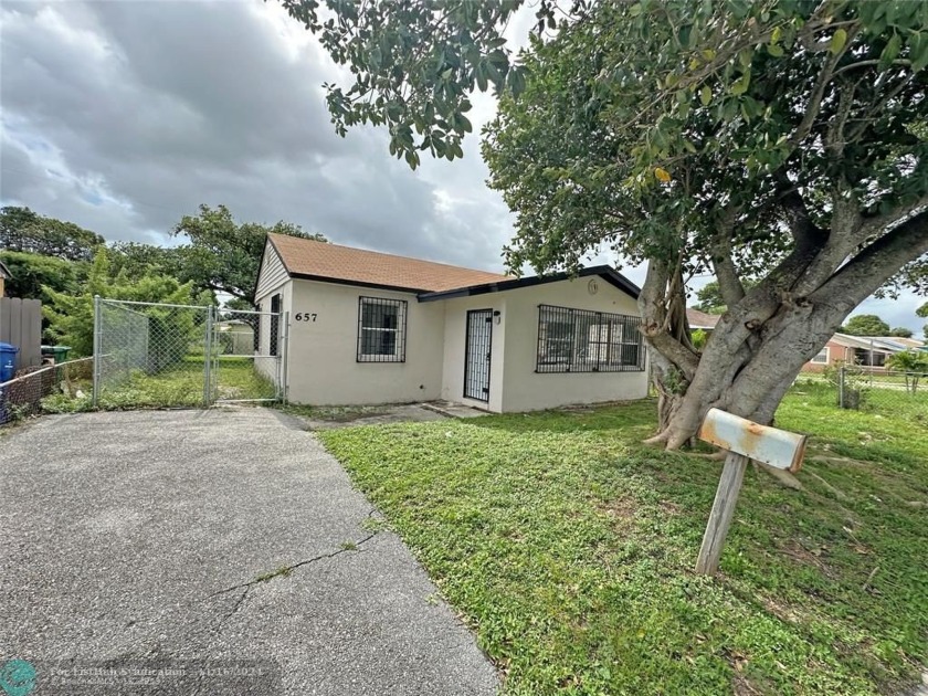 Charming and affordable 3-bedroom, 2-bathroom home in the heart - Beach Home for sale in Riviera Beach, Florida on Beachhouse.com