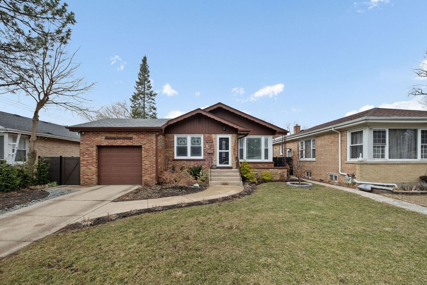 Don't miss this turn-key brick ranch in the heart of Skokie! The - Beach Home for sale in Skokie, Illinois on Beachhouse.com