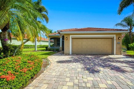 Welcome to Herons Glen! This charming single-family home - Beach Home for sale in North Fort Myers, Florida on Beachhouse.com