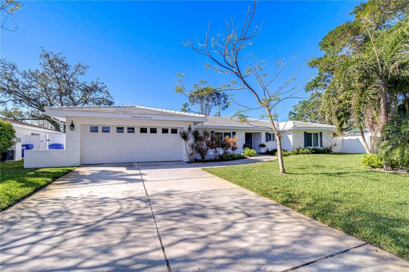 Meticulous and stunning describes this gorgeous pool home in a - Beach Home for sale in St. Petersburg, Florida on Beachhouse.com