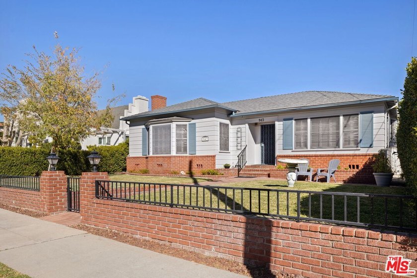 Never before on the open market! Set on a prime parcel in Santa - Beach Home for sale in Santa Monica, California on Beachhouse.com