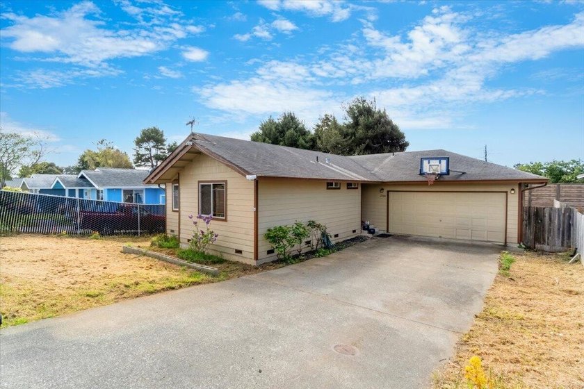 Excellent starter home opportunity in McKinleyville! This - Beach Home for sale in Mckinleyville, California on Beachhouse.com