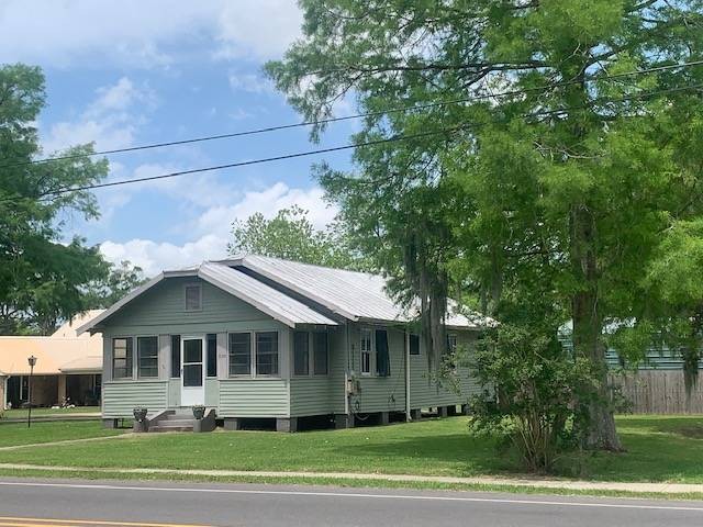 Situated on 1.23+/- Acres along the Picturesque Bayou Teche in - Beach Home for sale in Franklin, Louisiana on Beachhouse.com