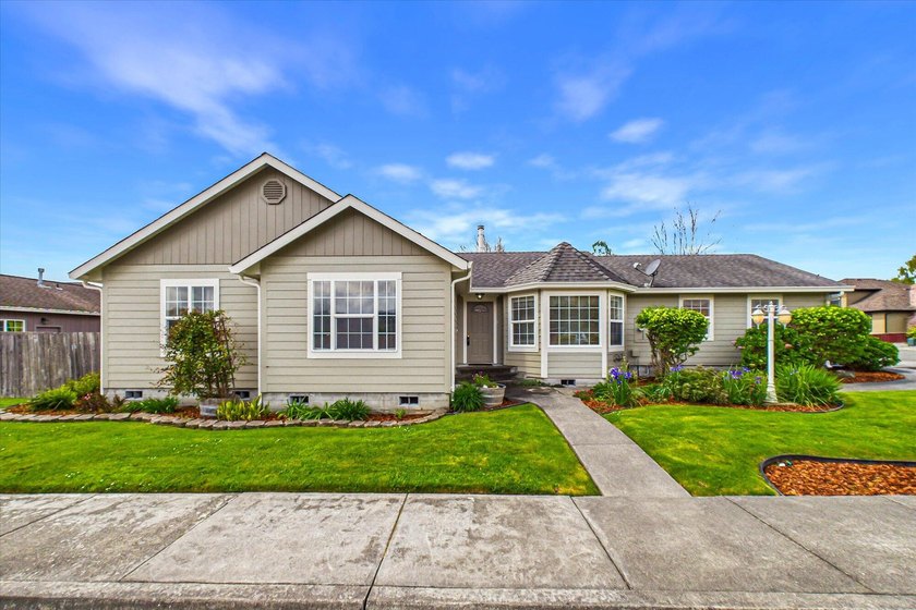 This well maintained 3-bedroom, 2-bath home is turnkey, situated - Beach Home for sale in Fortuna, California on Beachhouse.com
