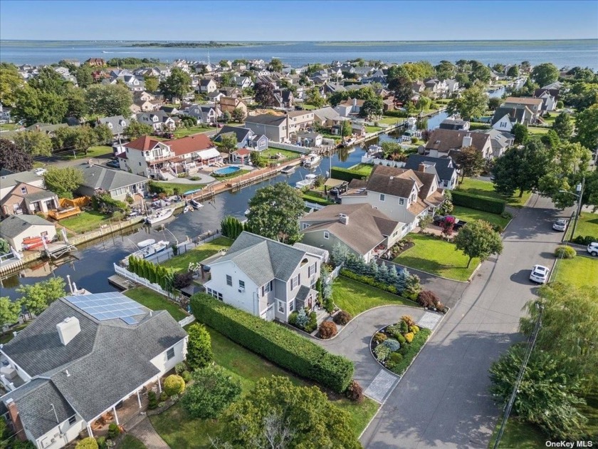 Fabulous waterfront colonial with boating access and loads of - Beach Home for sale in Amityville, New York on Beachhouse.com