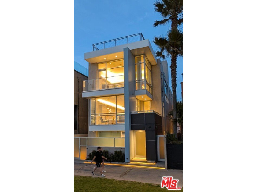 Welcome to an extraordinarily beautiful oceanfront home in the - Beach Home for sale in Venice, California on Beachhouse.com