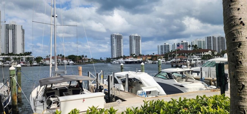 AVENTURA - WATERWAYS - AMAZING LOCATION - 2 BED/ 2 BATH - SPLIT - Beach Condo for sale in Aventura, Florida on Beachhouse.com