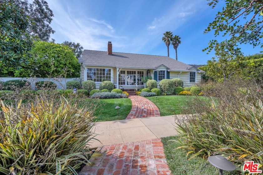 Charming and beautifully appointed single story traditional in - Beach Home for sale in Pacific Palisades, California on Beachhouse.com