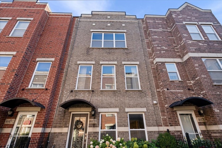 Spacious, homey, and filled with natural light, this Kenwood - Beach Townhome/Townhouse for sale in Chicago, Illinois on Beachhouse.com