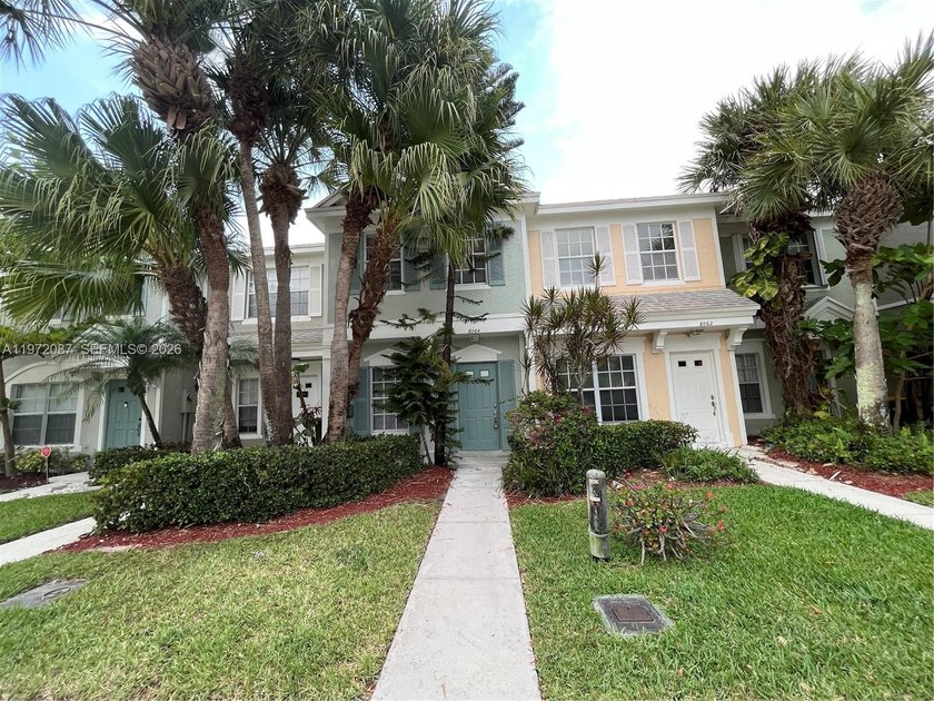 Cozy 2/1.5 2 townhouse with an open floor plan and lakeviews - Beach Townhome/Townhouse for sale in Tamarac, Florida on Beachhouse.com