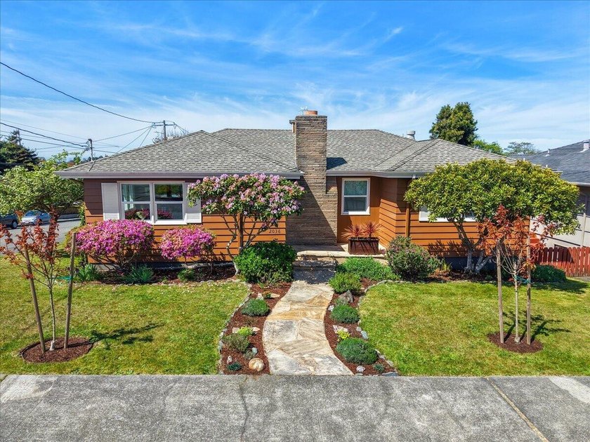 This exceptional mid-century classic home with bay and ocean - Beach Home for sale in Eureka, California on Beachhouse.com