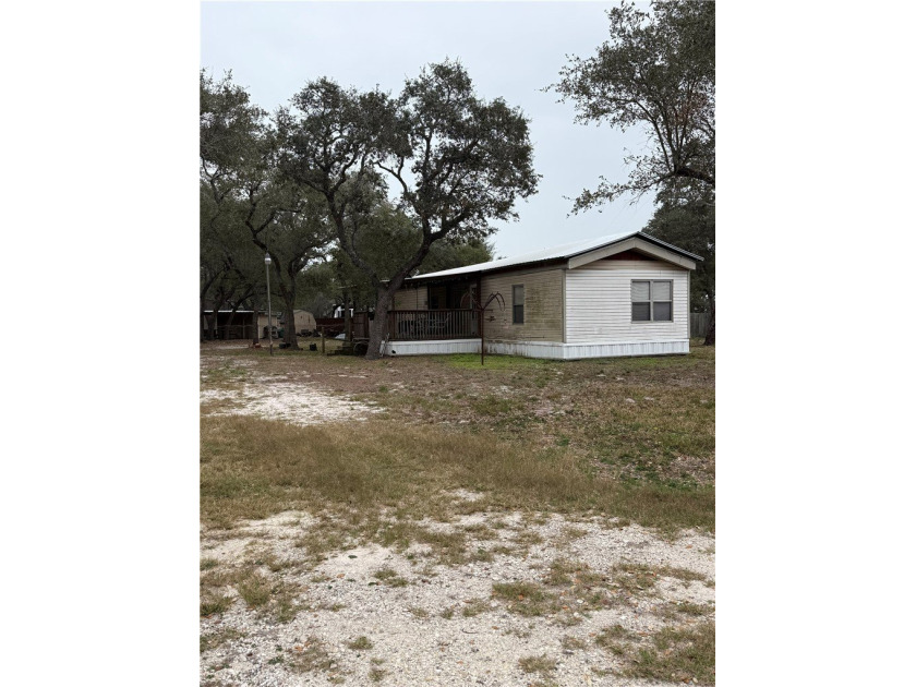 Welcome home! This move-in ready 3 bedroom, 2 bathroom home - Beach Home for sale in Rockport, Texas on Beachhouse.com