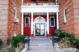 Sponsor Unit, No Board Approval Needed. 1 bedroom apartment - Beach Home for sale in Forest Hills, New York on Beachhouse.com