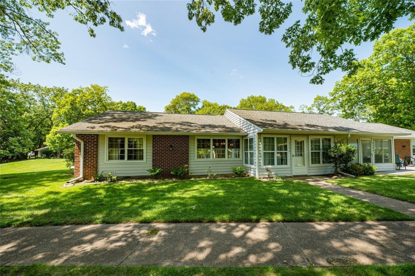 Welcome to your new home in Leisure Village! This charming - Beach Condo for sale in Ridge, New York on Beachhouse.com
