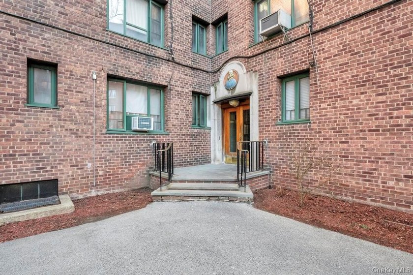 Well maintained and spacious 1BED/1BATH condominium in the - Beach Condo for sale in Bronx, New York on Beachhouse.com