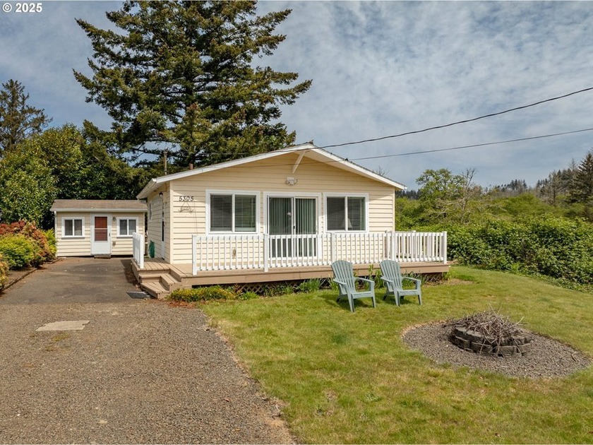 'Lakeview Cottage' After a day of fishing enjoy relaxing on the - Beach Home for sale in Neotsu, Oregon on Beachhouse.com