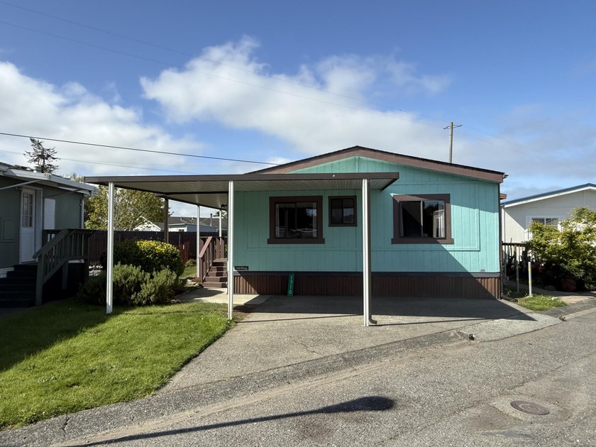 Charming Move-in Ready Home in 55+ Senior Park. Neat, clean, and - Beach Home for sale in Mckinleyville, California on Beachhouse.com