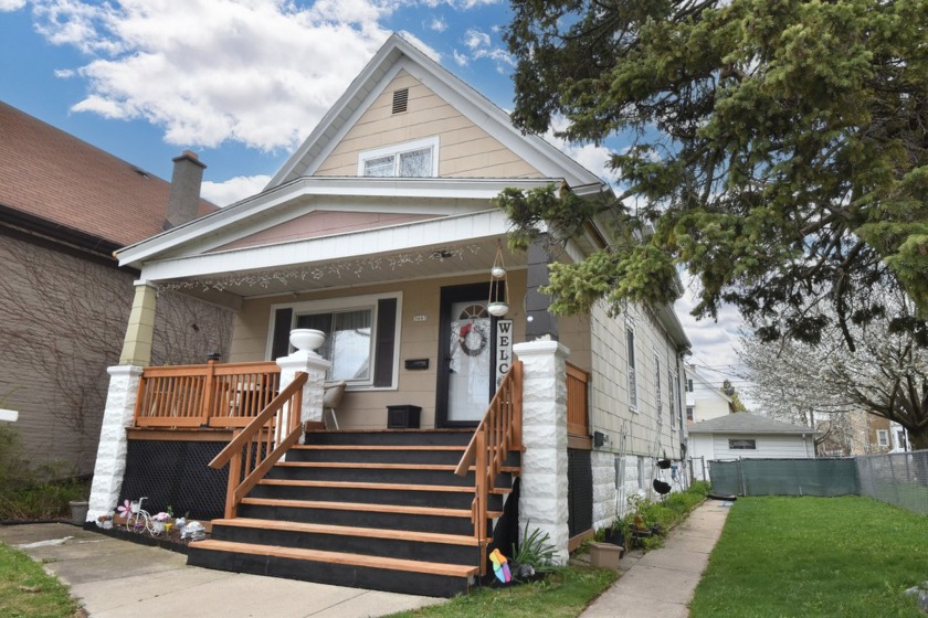 This updated duplex is a great opportunity for an owner occupant - Beach Home for sale in Cudahy, Wisconsin on Beachhouse.com