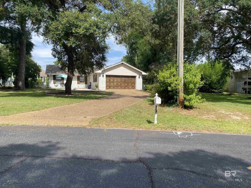 This charming bayside home in Spanish Cove offers comfort and - Beach Home for sale in Lillian, Alabama on Beachhouse.com