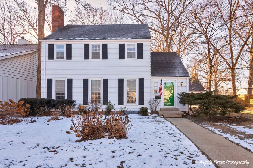 Great location for this traditional 2-story Colonial-style home - Beach Home for sale in Waukegan, Illinois on Beachhouse.com