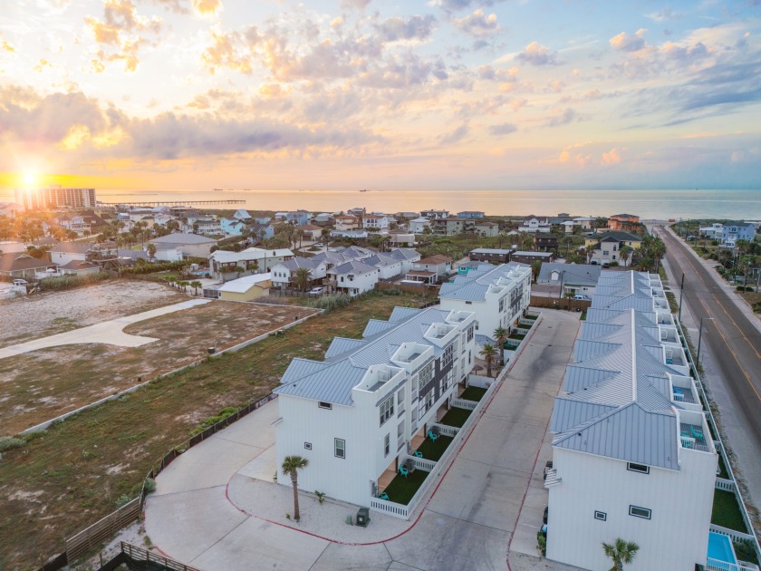 Upscale home, community pool, close to the - Beach Vacation Rentals in Port Aransas, Texas on Beachhouse.com