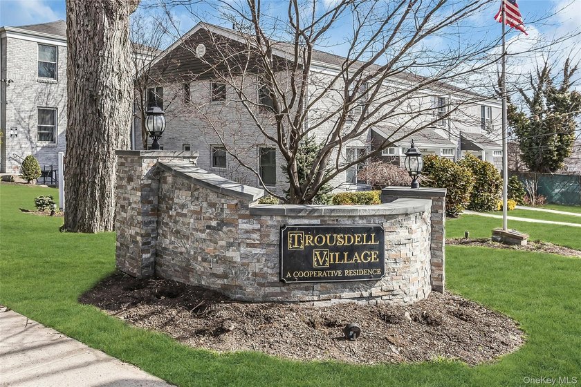 Beautifully Updated Upper Unit Co-Op Located in Highly Desirable - Beach Home for sale in Glen Cove, New York on Beachhouse.com