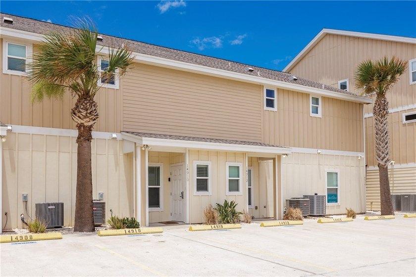 Welcome to the island life! 2 bedroom, 3 bath spacious open - Beach Townhome/Townhouse for sale in Corpus Christi, Texas on Beachhouse.com