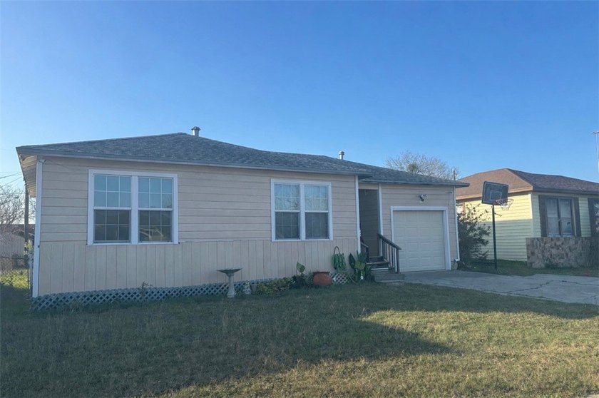 Welcome to this cozy 3bed 2bath unfurnished home. Calling all - Beach Home for sale in Corpus Christi, Texas on Beachhouse.com