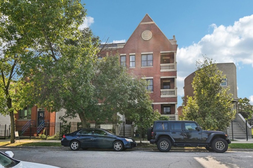 Discover urban living at its finest with this expansive - Beach Home for sale in Chicago, Illinois on Beachhouse.com