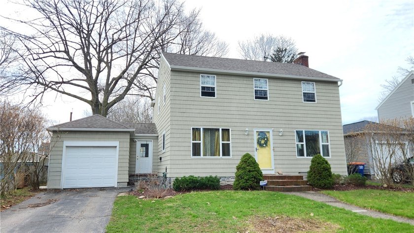 Over 1630 sq ft with space in all the right places! Huge eat in - Beach Home for sale in Rochester, New York on Beachhouse.com