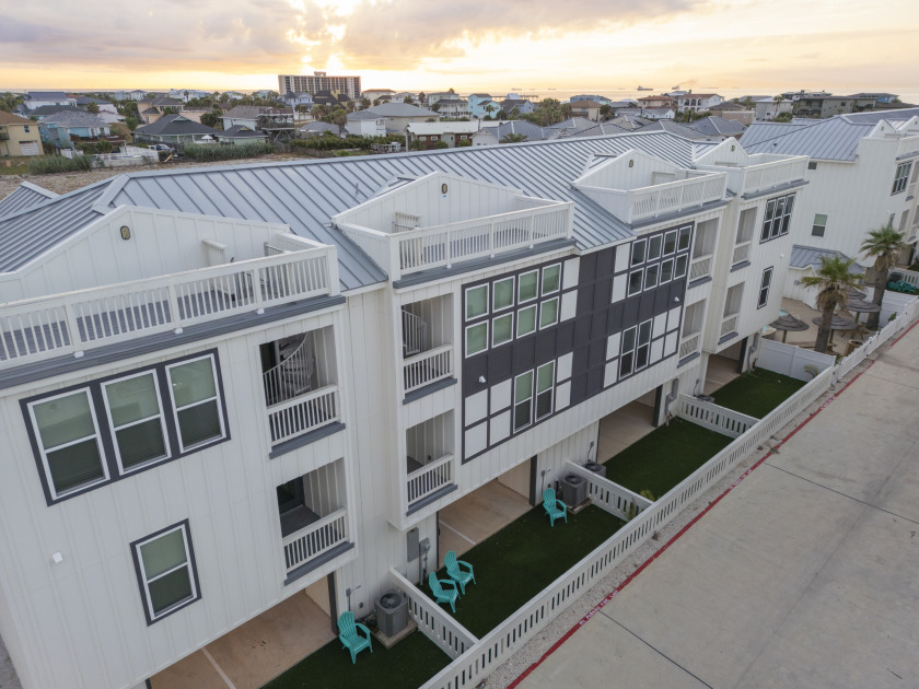 Spacious condo, community pool, walk to the - Beach Vacation Rentals in Port Aransas, Texas on Beachhouse.com