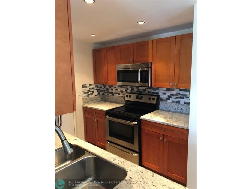 2/2 REMODELED UNIT, JUST MINUTES FROM DOWNTOWN FT. LAUDERDALE - Beach Condo for sale in Fort Lauderdale, Florida on Beachhouse.com