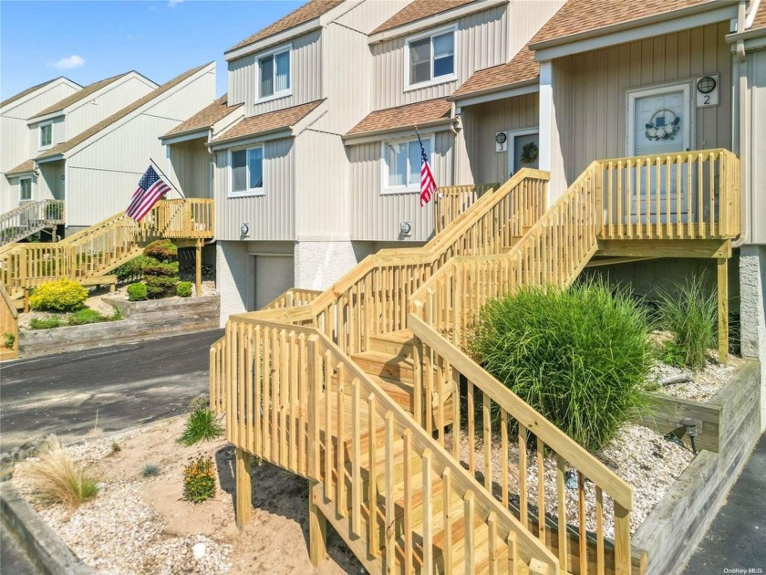 WATERFRONT TOWNHOUSE DIRECT BAY VIEW. LOW LOW TAXES. RENOVATED - Beach Townhome/Townhouse for sale in Shirley, New York on Beachhouse.com