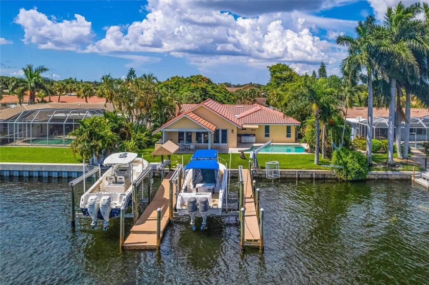 THIS IS FLORIDA LIVING! A waterfront home centered on an - Beach Home for sale in St. Petersburg, Florida on Beachhouse.com