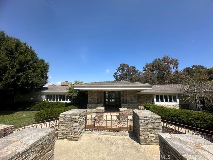 This beautiful single family residence is situated in a highly - Beach Home for sale in Rolling Hills, California on Beachhouse.com
