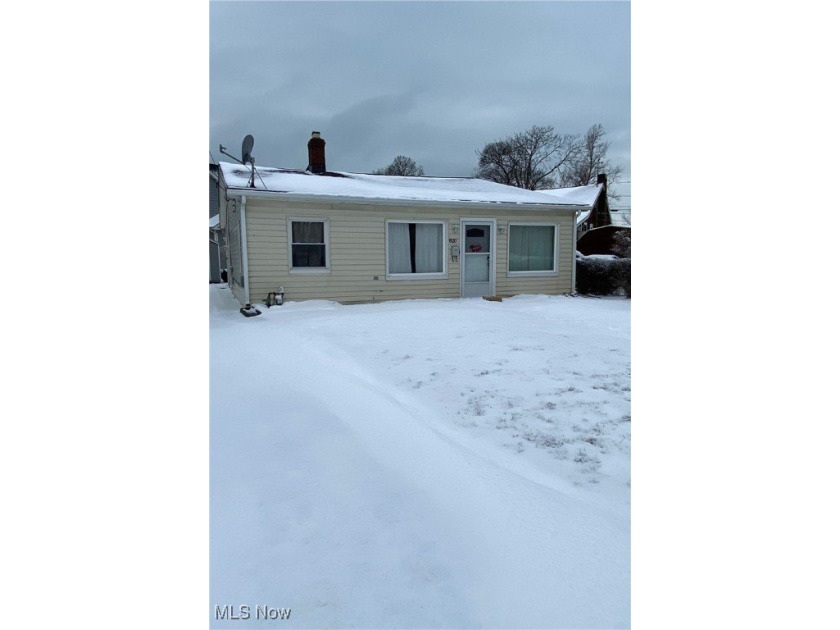 Move-in ready 2-bedroom, 1 full bath home near Osborne Park in - Beach Home for sale in Willoughby, Ohio on Beachhouse.com