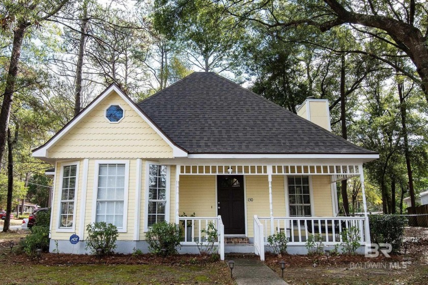 Full of southern charm, this beautiful 3-bedroom, 2-bath cottage - Beach Home for sale in Daphne, Alabama on Beachhouse.com