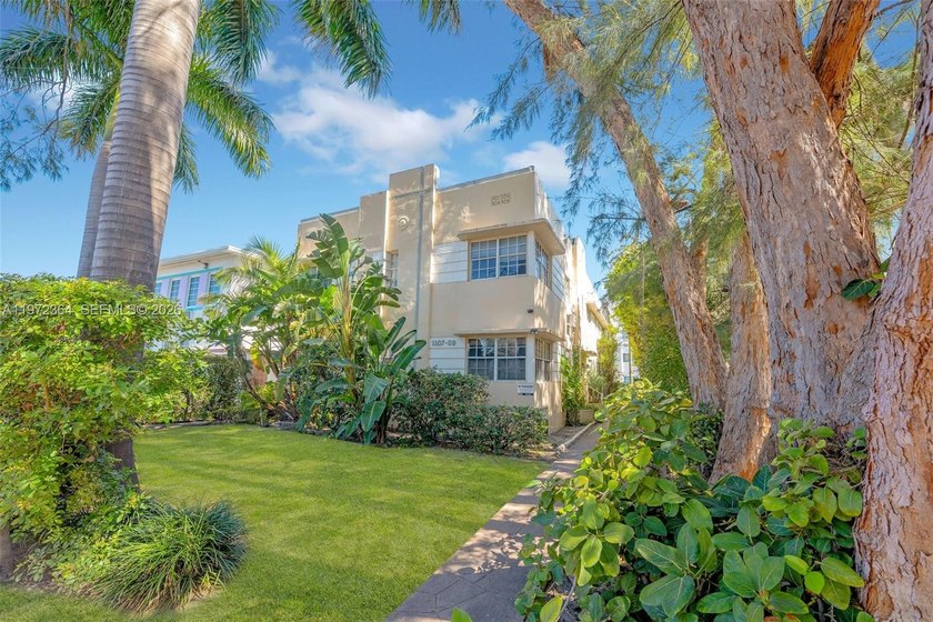 A true Art Deco turn-key charmer! Rare oversized corner unit - Beach Condo for sale in Miami Beach, Florida on Beachhouse.com