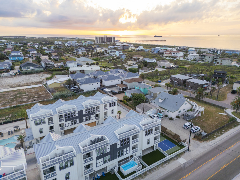 Stunning townhome, community pool, walk to the - Beach Vacation Rentals in Port Aransas, Texas on Beachhouse.com