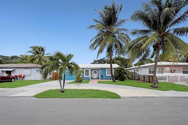 A charming 3 bed/3 bath single family home in the heart of - Beach Home for sale in Hollywood, Florida on Beachhouse.com