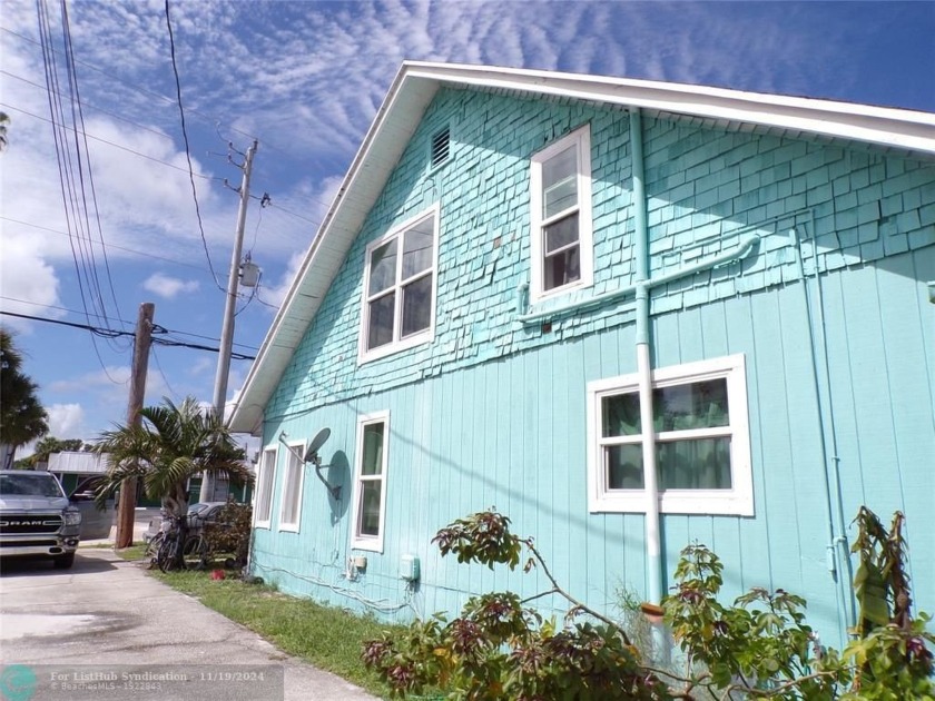 5 units in 2 buildings, priced at less than $100k per unit! 4 of - Beach Commercial for sale in Vero Beach, Florida on Beachhouse.com