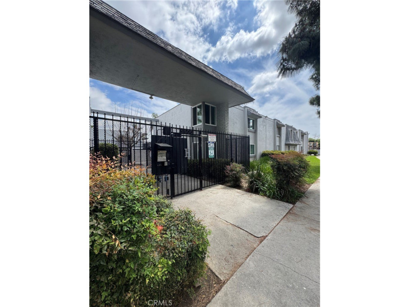 VA Approved building!  Fixer Upper, 1 bedroom, located on top - Beach Condo for sale in Long Beach, California on Beachhouse.com