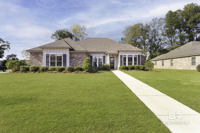 Welcome home to Fox Hollow in beautiful Fairhope! This - Beach Home for sale in Fairhope, Alabama on Beachhouse.com
